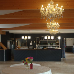 Theke und Eingang zum Saal Event und Pension